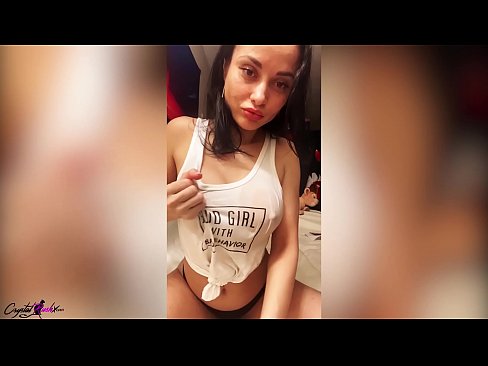 ❤️ Muller guapa tetona sacando a coña e acariciando as súas enormes tetas nunha camiseta mollada Vídeo de sexo na pornografía gl.kiss-x-max.ru ❤