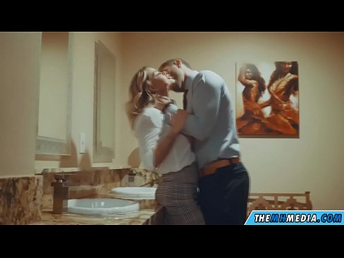 ❤️ Cando unha loura tetona seduce nun baño público Vídeo de sexo na pornografía gl.kiss-x-max.ru ❤